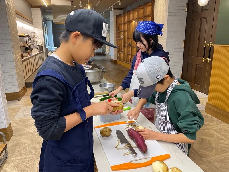 子どもたちが調理する様子