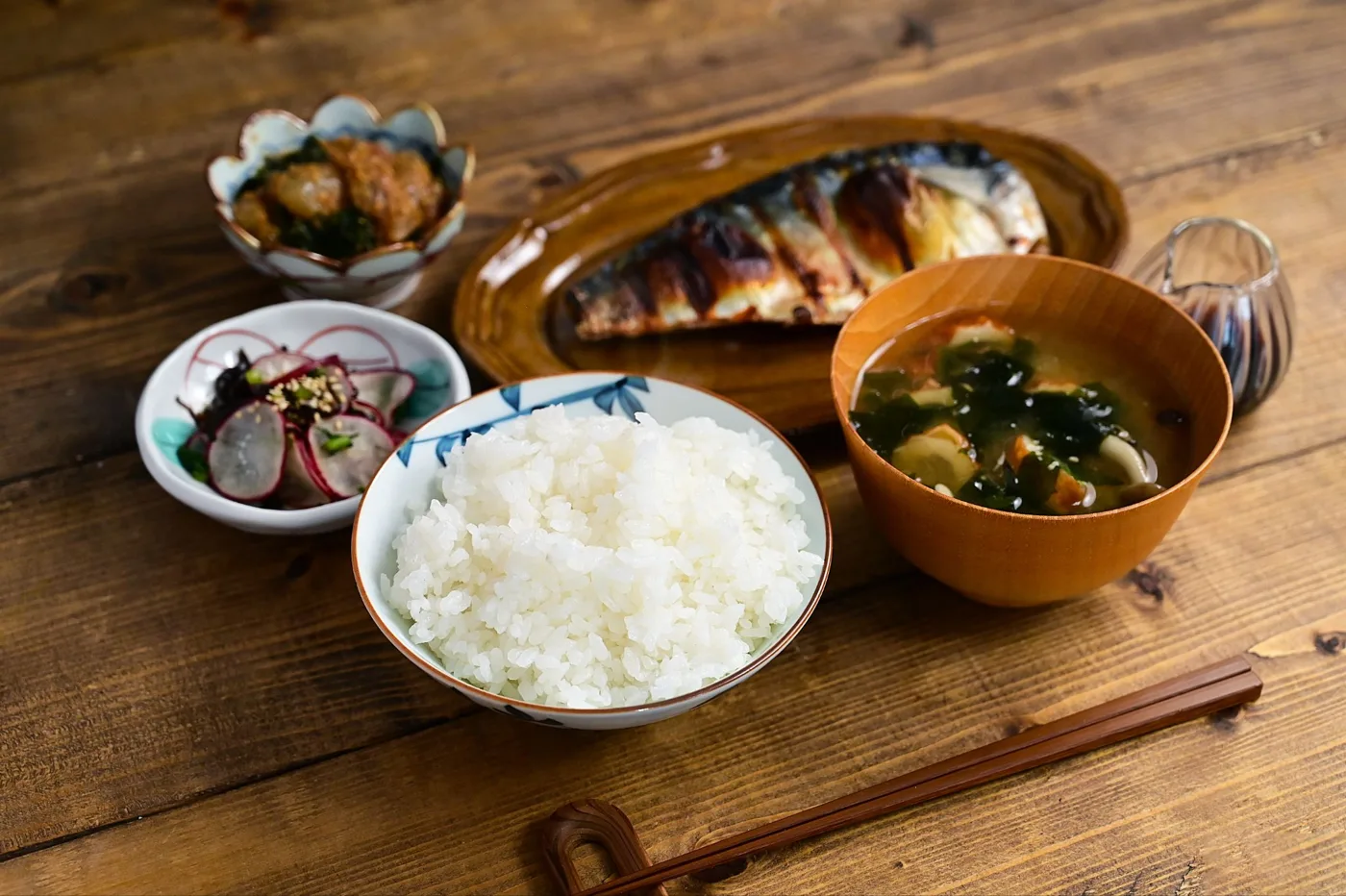白いご飯と味噌汁、焼き魚の食卓